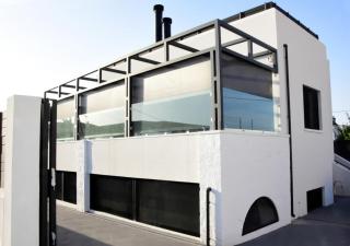 White & Black Aegina - Private Garden & Parking - 9
