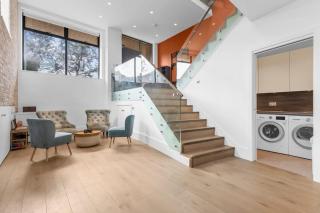 Sophisticated 4-Bedroom House - 6