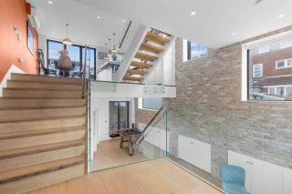 Sophisticated 4-Bedroom House - 9