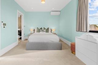 Sophisticated 4-Bedroom House - 9
