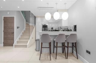 Trendy Split-Level Two-Bedroom Flat - 9