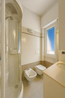 WELCOME RIVIERA-Primavera 1A- Vista mare- spazioso e comodo appartamento-2 bagni-wifi-aria condizionata in ogni stanza-garage a pagamento 15 euro al giorno - 2