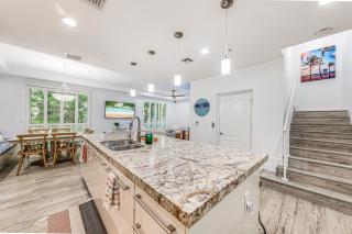 Walk to Hollywood Beach Luxury Family Getaway! - 2