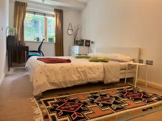 2Bed Apt in Vibrant Queens Park - 6