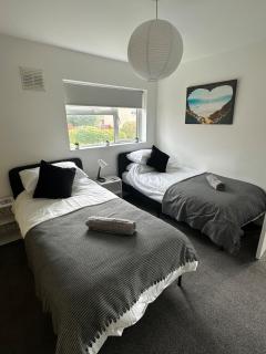 3 bedroom house, stones throw from SMH - 4