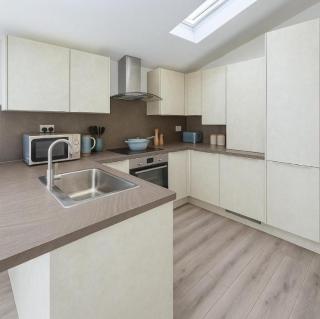 Spacious 6BDR House By Homestyles Hosts Short Lets & Serviced Accommodation Ipswich Near Town Centre With Free Parking - 8