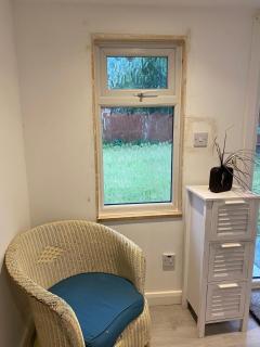 FABULOUS Self contained GARDEN STUDIO EGHAM - 4