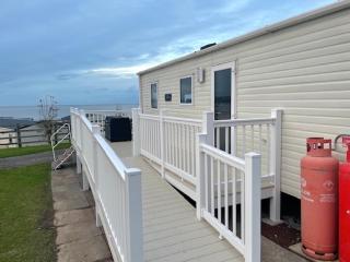 Cabin - Sleeps 4 - Pets Ok - Balcony - Parking - 6