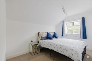 Charming 2-Bedroom Escape in Worthing - 4