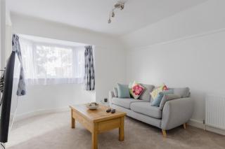 Charming 2-Bedroom Escape in Worthing - 7