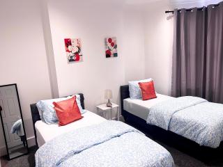 Spacious 4BR Duplex 12min to London Bridge with Parking & Garden - 3