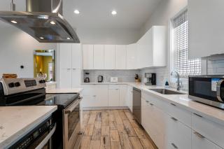 Spacious 4BR Home w Pool & Parking !!! - 8