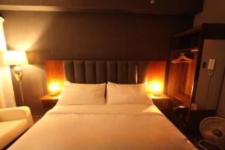 Premium King Studio with Pool at Fame Residences - 5