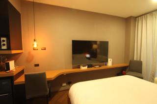 Premium King Studio with Pool at Fame Residences - 4