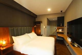 Premium King Studio with Pool at Fame Residences - 0