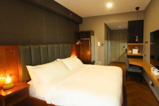 Premium King Studio with Pool at Fame Residences - 2