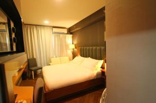 Premium King Studio with Pool at Fame Residences - 9