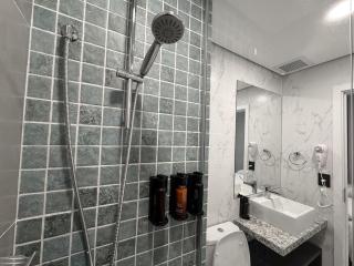 Modern 1BR • Financial Center • Pool + Gym - 6