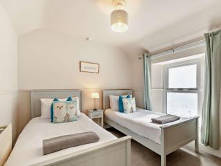 4 Bed in Tenby FB193 - 2