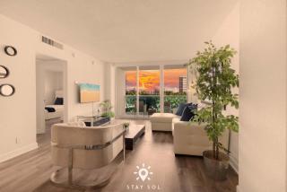 Modern Hollywood Beach Escape - City Views - 9