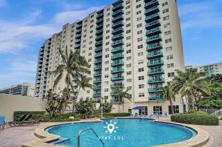 Modern Hollywood Beach Escape - City Views - 9
