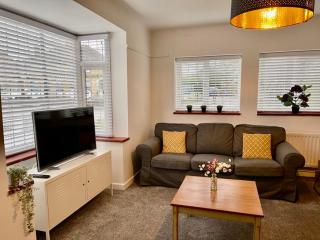 AwayOnBusiness Spacious Detached Highfield House - 9