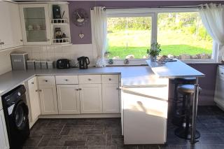 4 Bed Cottage Sleeps 6-Pet-Friendly-Private Garden - 4