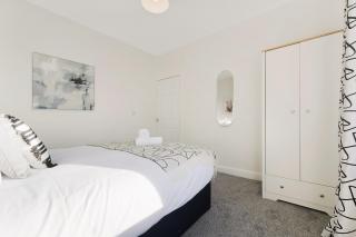 NEW! 4 Bed Home Near Darlington City Centre by Stay With Us, Ideal for Families & Large Groups, FREE OFF-STREET PARKING!! - 4