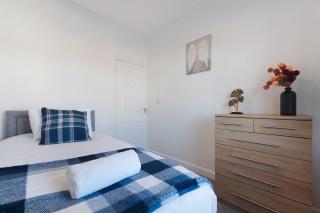 NEW! 4 Bed Home Near Darlington City Centre by Stay With Us, Ideal for Families & Large Groups, FREE OFF-STREET PARKING!! - 2