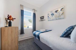 NEW! 4 Bed Home Near Darlington City Centre by Stay With Us, Ideal for Families & Large Groups, FREE OFF-STREET PARKING!! - 6