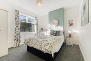 NEW! 4 Bed Home Near Darlington City Centre by Stay With Us, Ideal for Families & Large Groups, FREE OFF-STREET PARKING!! - 8