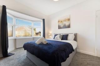 NEW! 4 Bed Home Near Darlington City Centre by Stay With Us, Ideal for Families & Large Groups, FREE OFF-STREET PARKING!! - 9