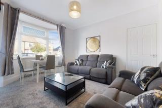 NEW! 4 Bed Home Near Darlington City Centre by Stay With Us, Ideal for Families & Large Groups, FREE OFF-STREET PARKING!! - 1