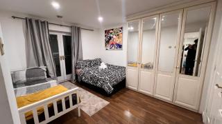 Kensington Olympia 2 bed Cosy Apartment - 7