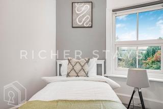 Homely 3-Bedroom Retreat with Garden & Living Room - 2