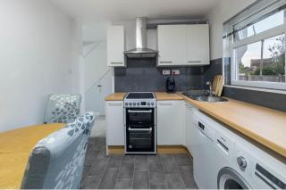 3 Bed House Sleeps 6 - Free Parking -Tv & Wi-Fi - 2