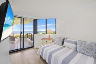 Stylish beachfront condo with spa/pool and ocean views - 9