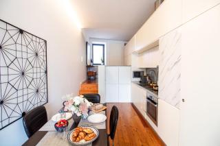 Luxurious Townhome with River View by LovelyStay - 1