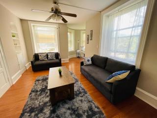 Style And Charm 2br Apt In Melrose Park - 9