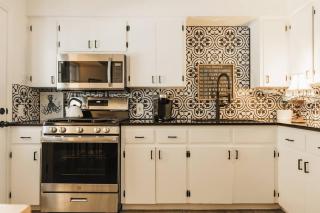 3 BR WabiSabi SoCO Magic Garden with Firepit, by Eatery and Shopping - 2