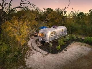Running Buck Airstream 1 - Hot Tub & 5 Min to Main - 8