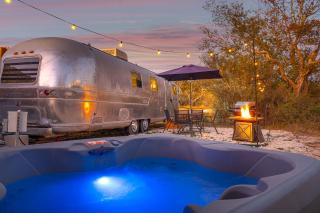 Running Buck Airstream 2 - Hot Tub & 5 Min to Main - 0