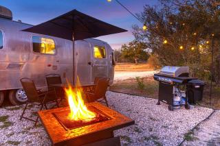 Running Buck Airstream 2 - Hot Tub & 5 Min to Main - Fredericksburg - 9
