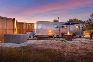 Running Buck Airstream 2 - Hot Tub & 5 Min to Main - Fredericksburg - 7