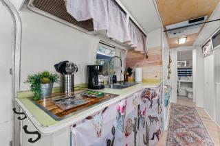 Running Buck Airstream 2 - Hot Tub & 5 Min to Main - 5