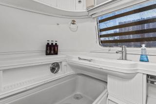 Running Buck Airstream 2 - Hot Tub & 5 Min to Main - 1