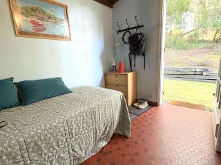 Villa au Calme avec Grand Jardin, Proche Commerces - FR-1-736-67 - 1