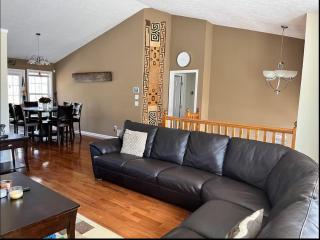 Lake home 4BR, 3BA Retreat Near Shops & Private 2 Level Dock - 4