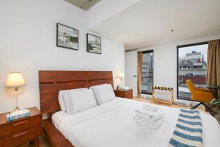 Chic Hideaway - Downtown Hotspot - 9