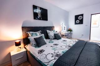 Luxury Riverside Apartment Băile Herculane - 9